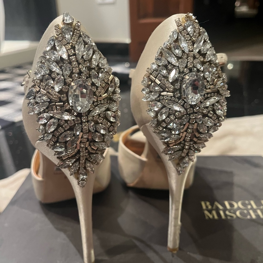 Bagdley Mischka Ivory Kindra Sz 9. Worn once. Damage on one heel as pictured.